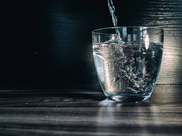 Minum Air Putih: Berapa Banyak yang Dibutuhkan Tubuh? Minum Air 8 Gelas Sehari