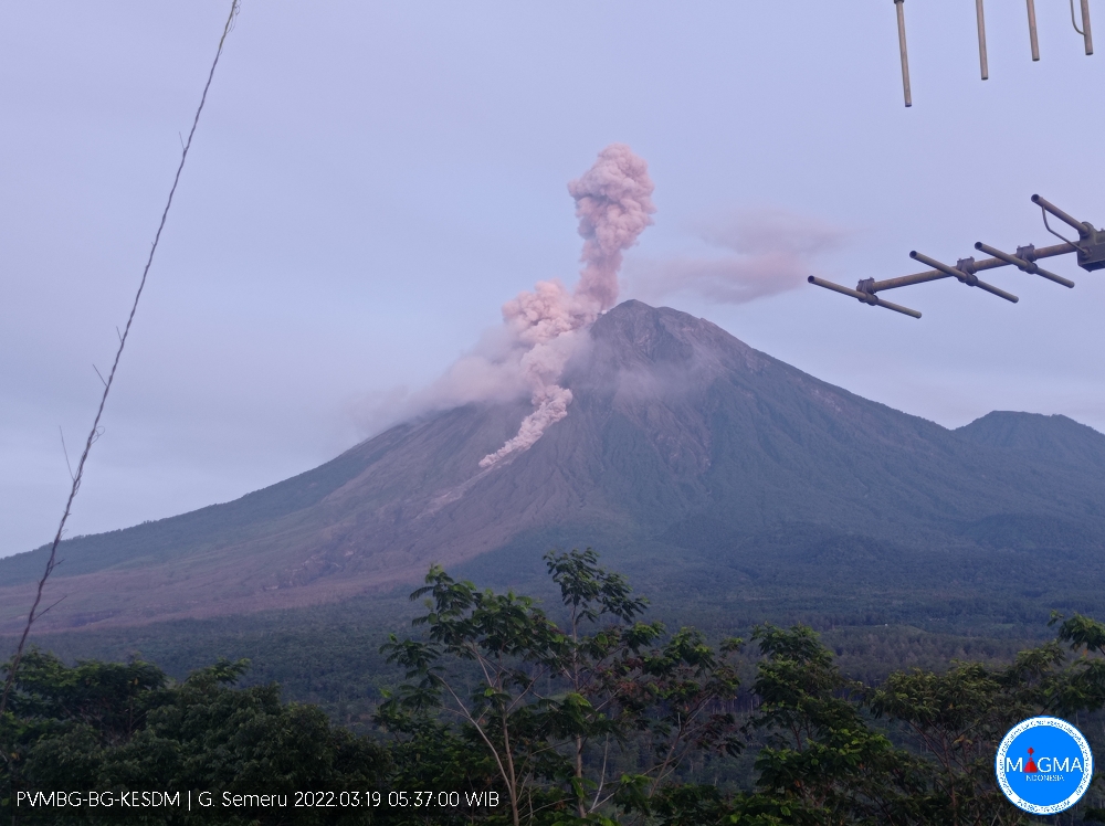 Waspada Abu Vulkanik Erupsi Gunung Anak Krakatau